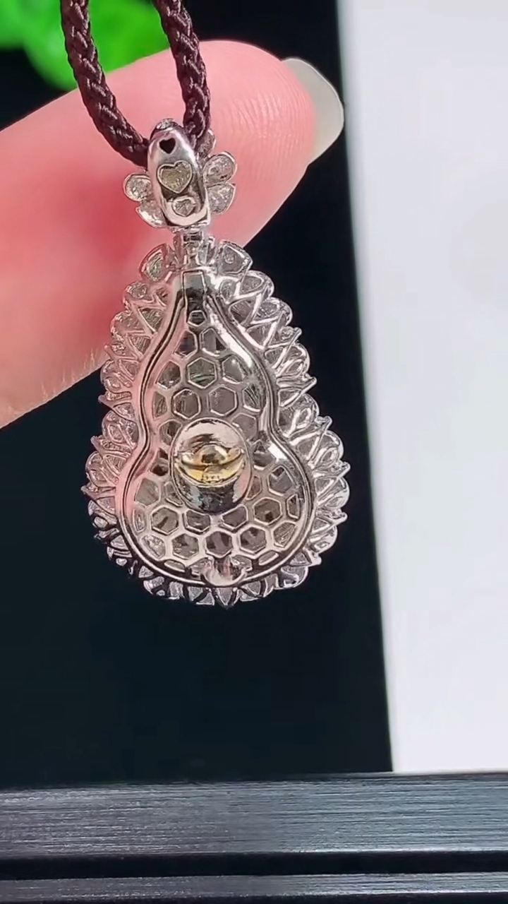 天然A货翡翠葫芦吊坠，尺寸28.5-15-10，裸石16.5-11.5 重量:3.94g
7月19日