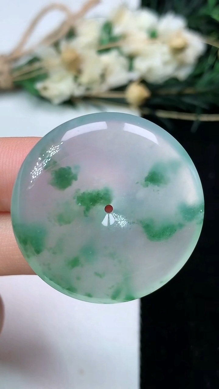 天然A货翡翠平安扣吊坠，尺寸31.5-6，重量:12.52g
7月19日