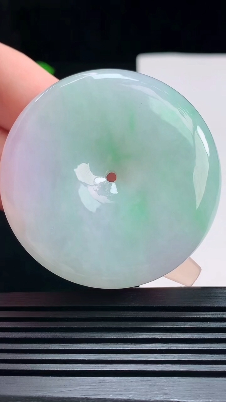 天然A货翡翠平安扣吊坠，尺寸52-11 重量:66.80g
7月19日