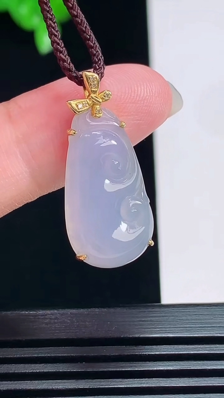 天然A货翡翠种紫罗兰如意吊坠，尺寸27.6-12.5-4，裸石21-12.5 重量:2.43g
7月