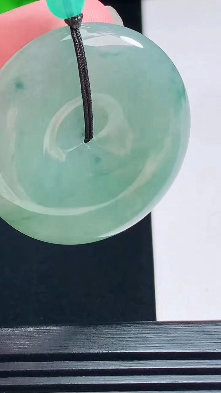 天然A货翡翠飘花平安扣吊坠，尺寸37-5.5 重量:16.84g
7月19日