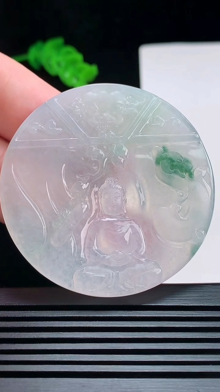 天然A货翡翠冰种飘花大日如来佛吊坠，尺寸52-5.2 重量:33.00g
7月19日