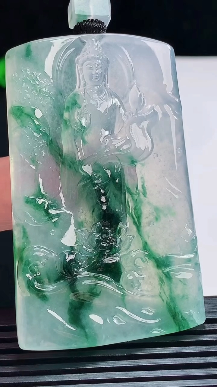 天然A货翡翠种飘花大势至菩萨吊坠，尺寸62-39-5.5 重量:40.73g
7月19日