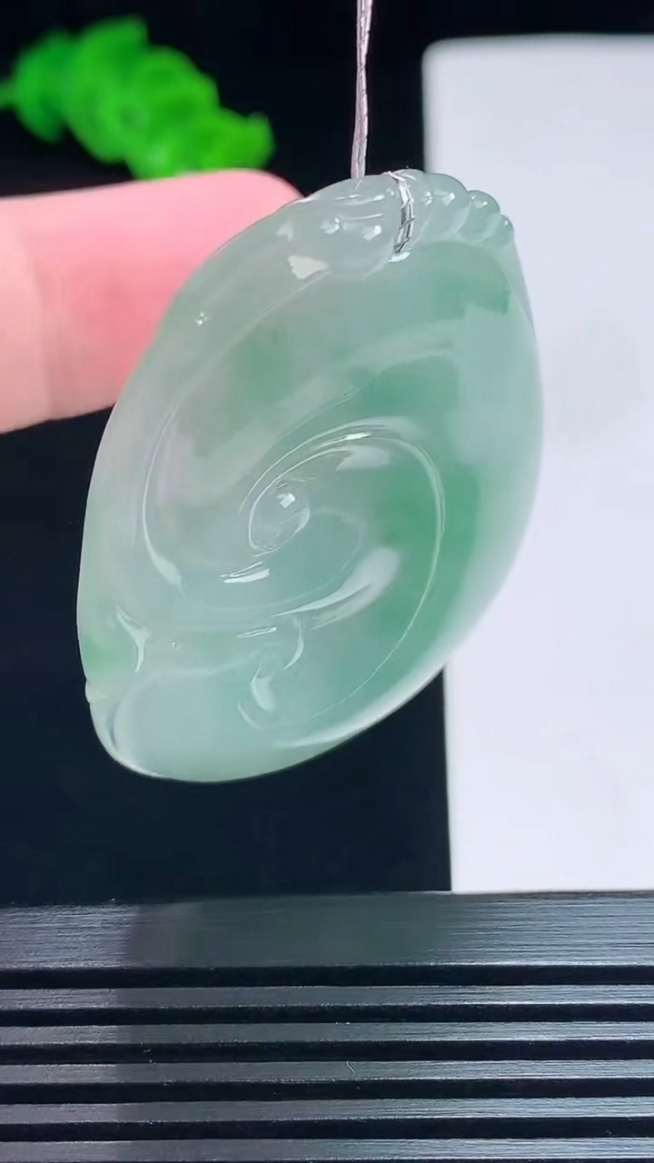 天然A货翡翠如意吊坠，尺寸49-36.5-6.3 重量:20.34g
7月19日