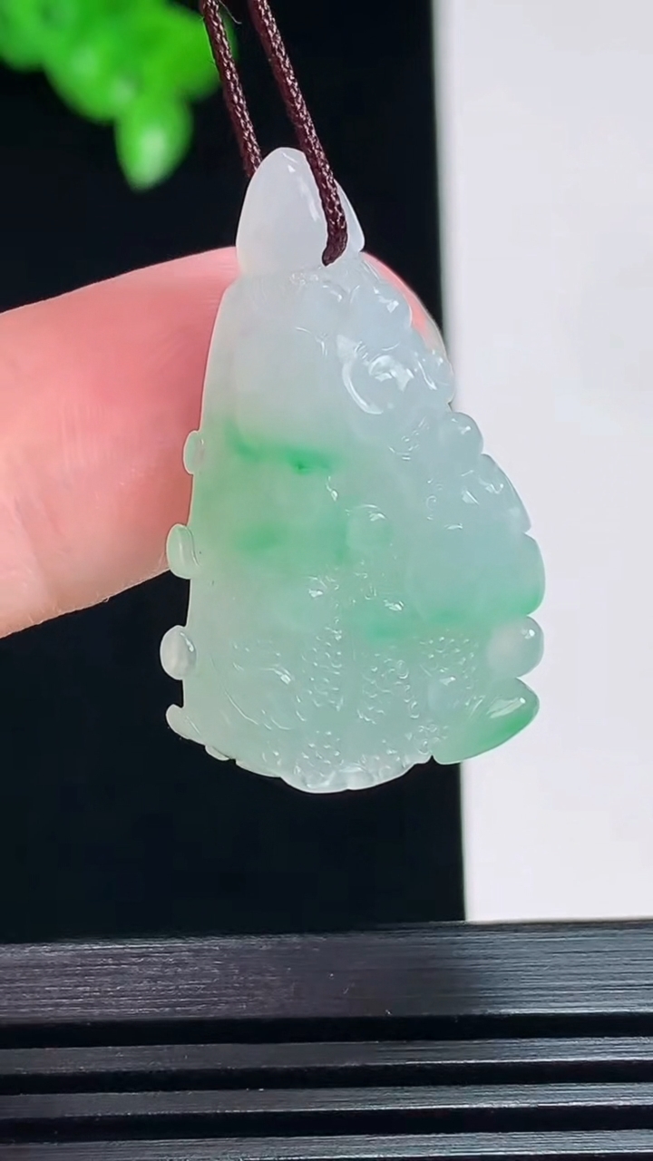 天然A货翡翠白菜吊坠，尺寸30-18.5-9.5 重量:6.97g
7月19日
