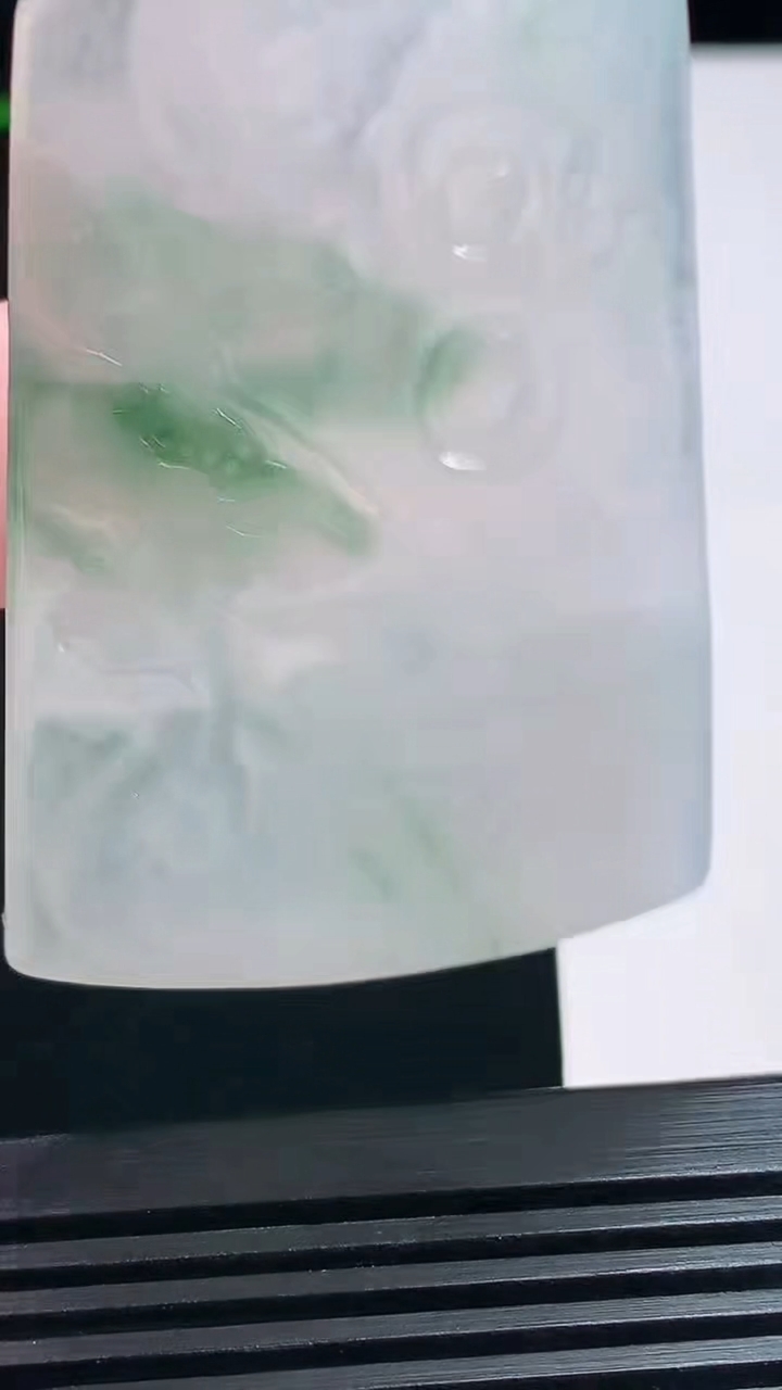 天然A货翡翠飘花大势至菩萨吊坠，尺寸58-39-5 重量:25.79g
7月19日