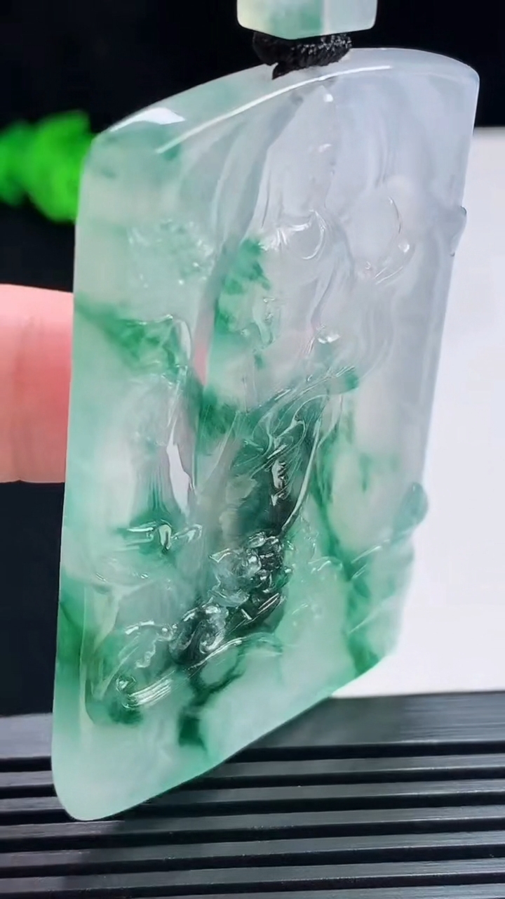 天然A货翡翠种飘花大势至菩萨吊坠，尺寸62-39-5.5 重量:40.73g
7月19日
