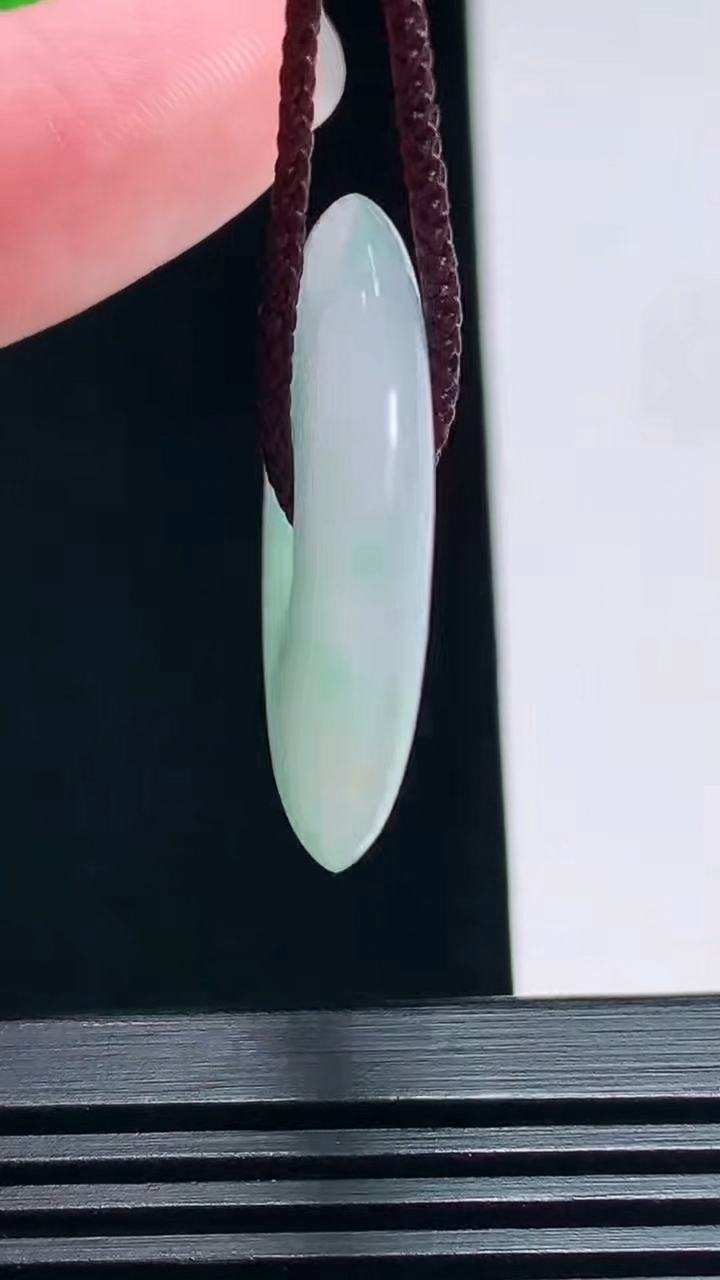天然A货翡翠平安扣吊坠，尺寸30-5.5 重量:10.35g
7月19日