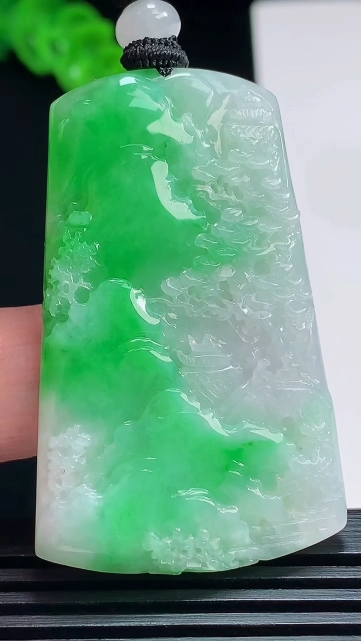 天然A货翡翠山水牌吊坠，尺寸50-31.6-5.8 重量:24.53g
7月19日