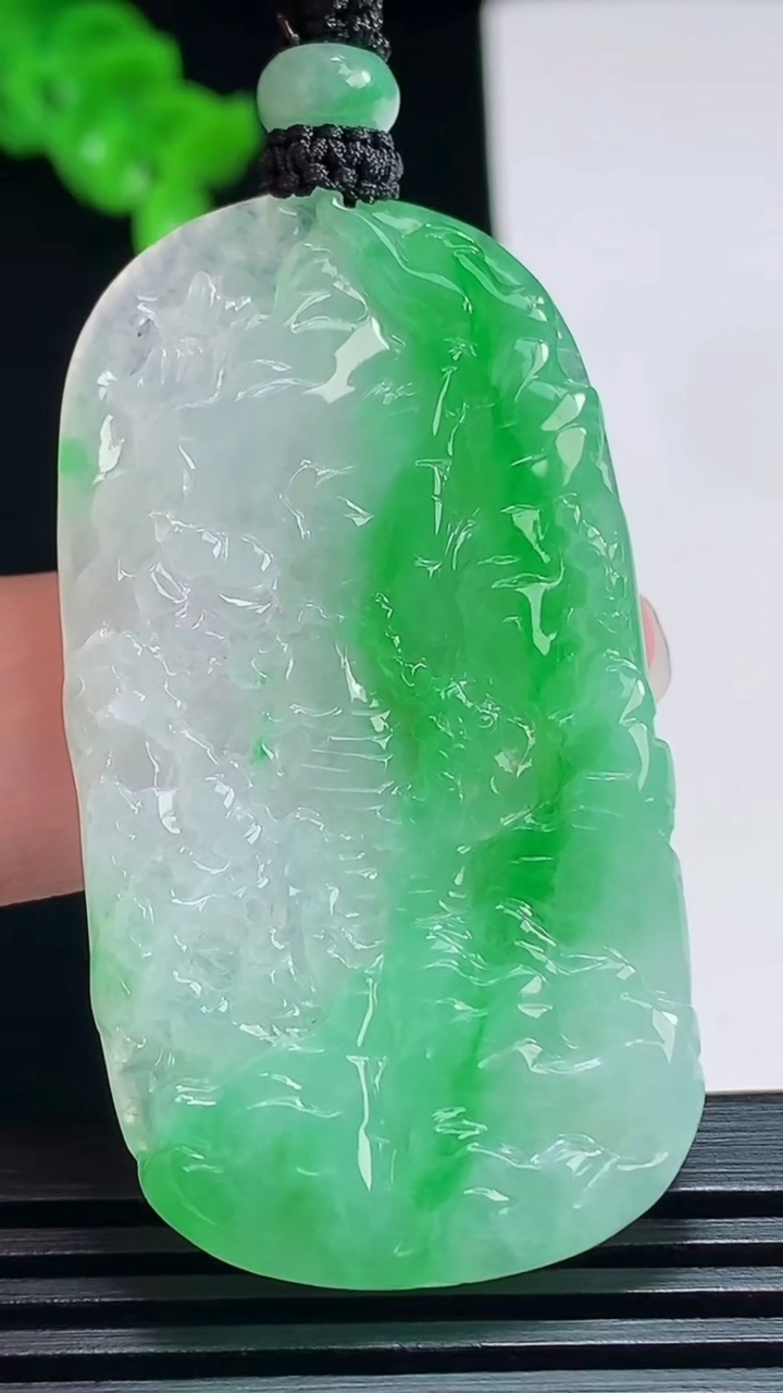 天然A货翡翠山水牌吊坠，尺寸50-27.6-5.8 重量:20.83g
7月19日