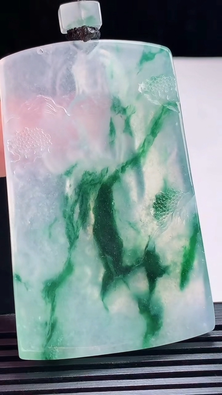 天然A货翡翠种飘花大势至菩萨吊坠，尺寸62-39-5.5 重量:40.73g
7月19日