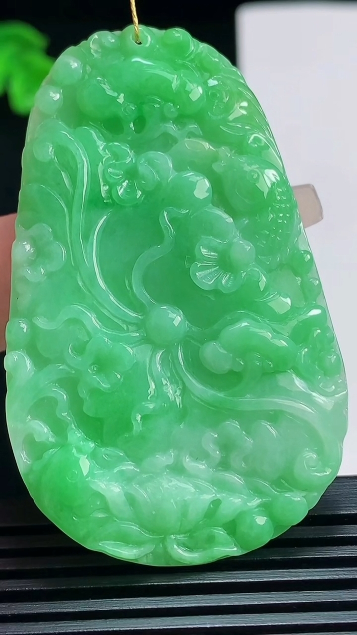 天然A货翡翠和和美美 荷叶鱼吊坠，尺寸58.6-36.5-8 重量:24.05g
7月19日