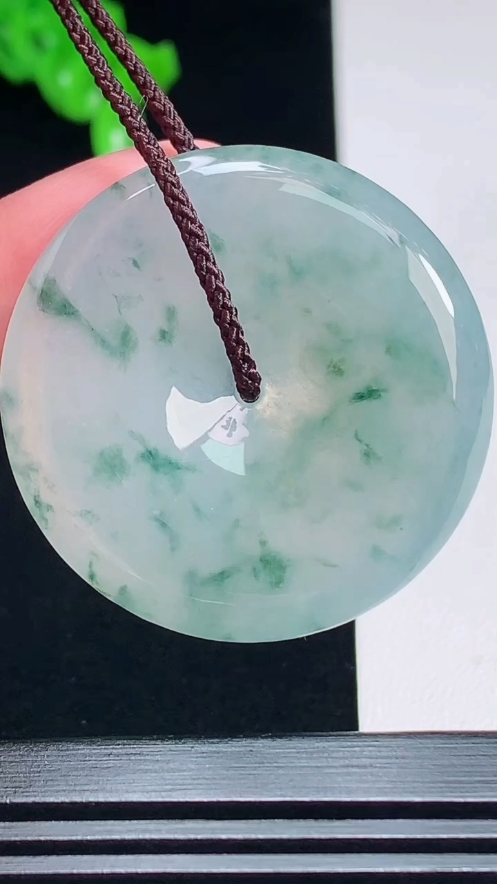 天然A货翡翠冰种飘花平安扣吊坠，尺寸36-5.6 重量:16.43g
7月19日
