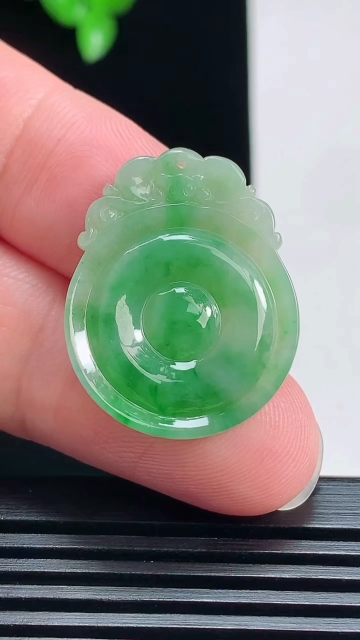 天然A货翡翠福贝吊坠，尺寸24-21-2.8 重量:3.00g
7月19日
