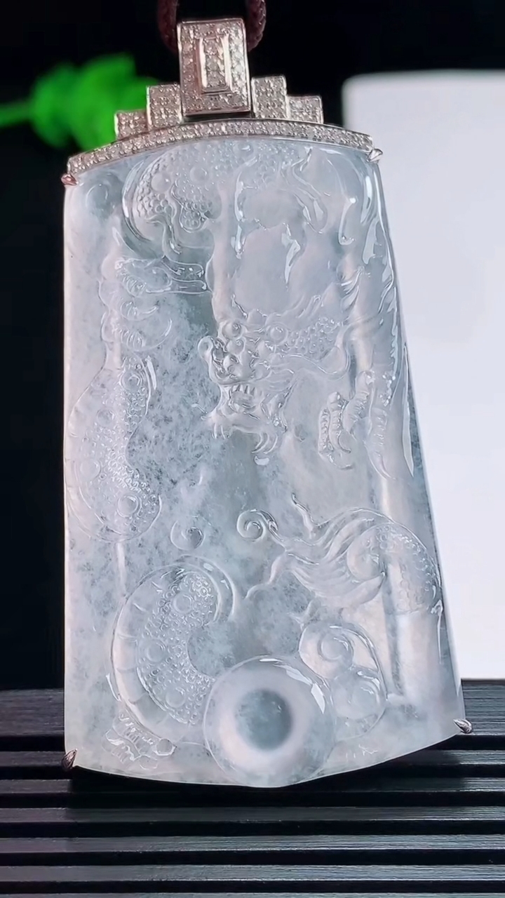 天然A货翡翠种白冰龙牌吊坠，尺寸64-33.2-7.8，裸石53-33 重量:24.48g
7月19