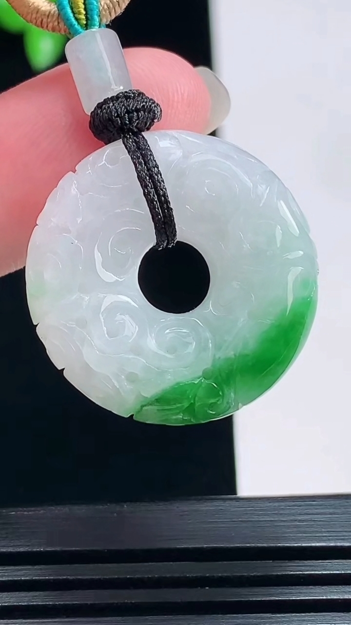 天然A货翡翠雕花平安环吊坠，尺寸25-7 重量:10.16g
7月19日