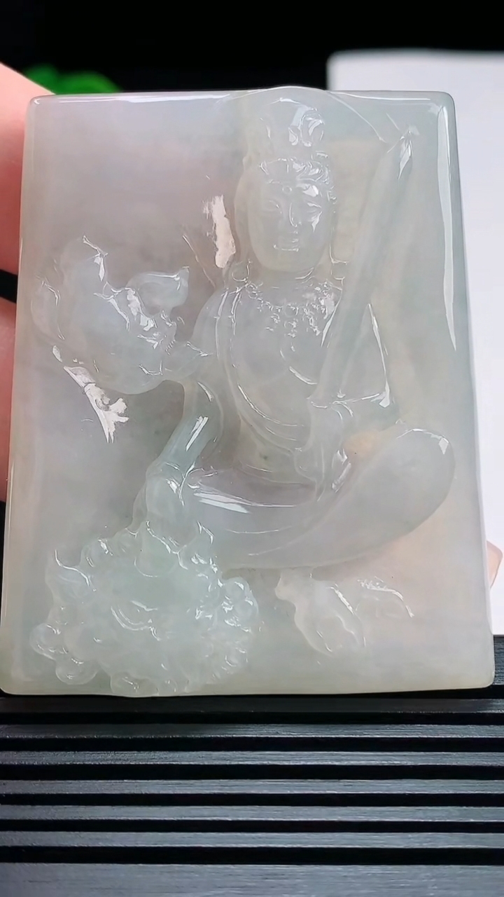 天然A货翡翠飘花大势至菩萨吊坠，尺寸56-46-5.2 重量:33.92g
7月19日