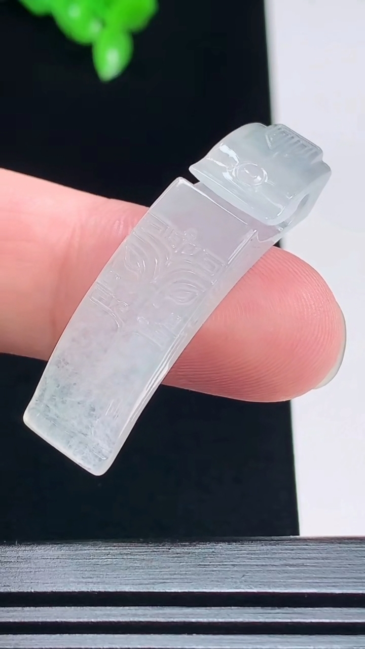 天然A货翡翠飘花仿古无事牌手牌，尺寸39-9.8-6.8 重量:6.59g
7月19日