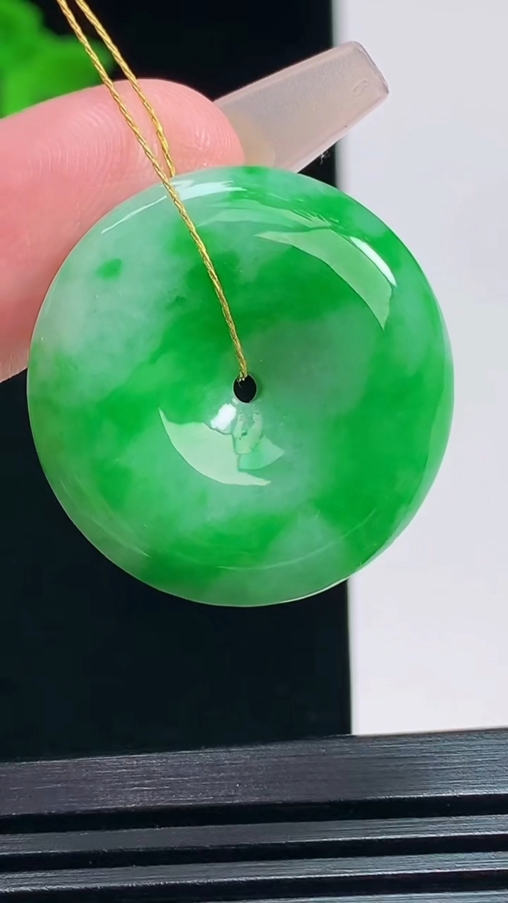 天然A货翡翠平安扣吊坠，尺寸26.5-6.2 重量:9.00g
7月19日