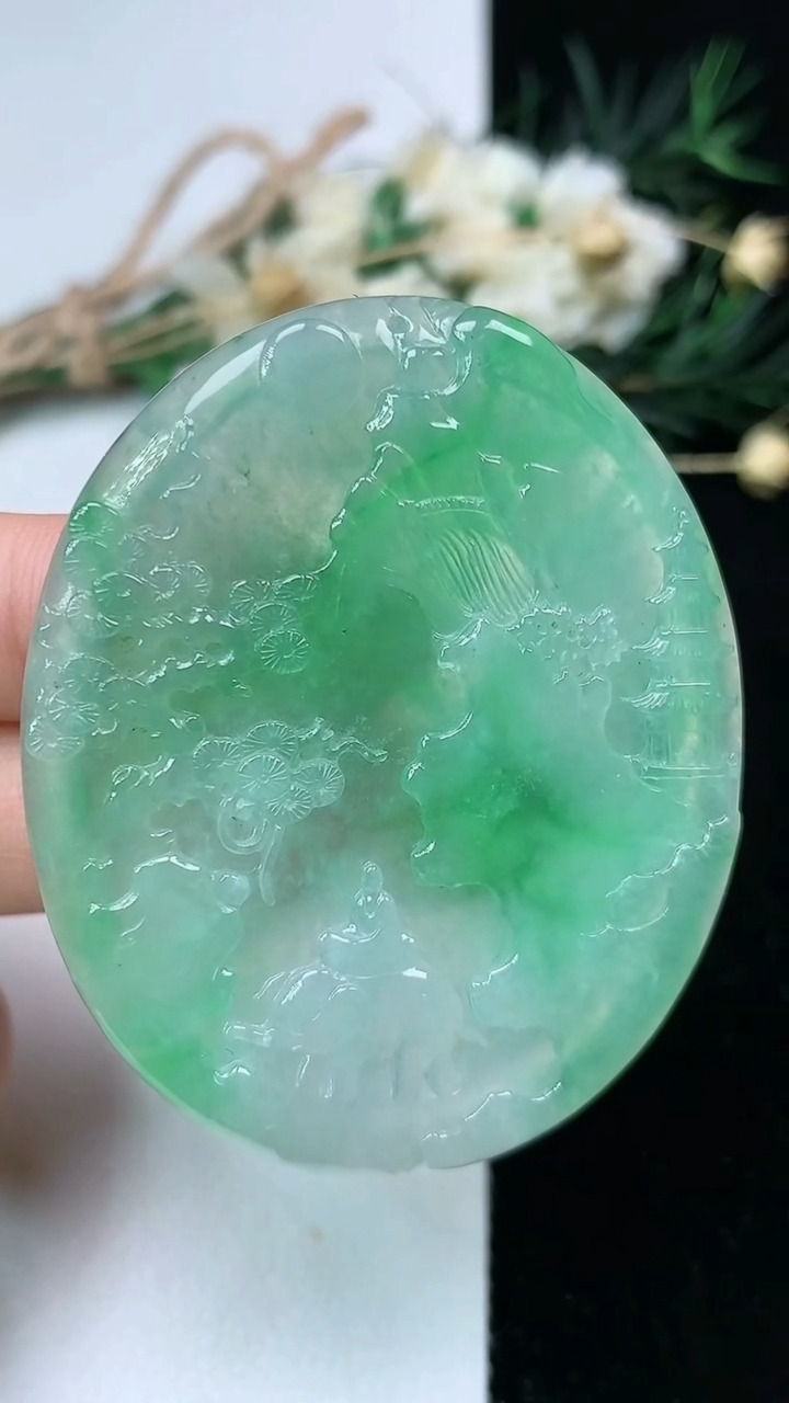 天然A货翡翠山水牌吊坠，尺寸52-43-5.2，重量:25.69g
7月19日
