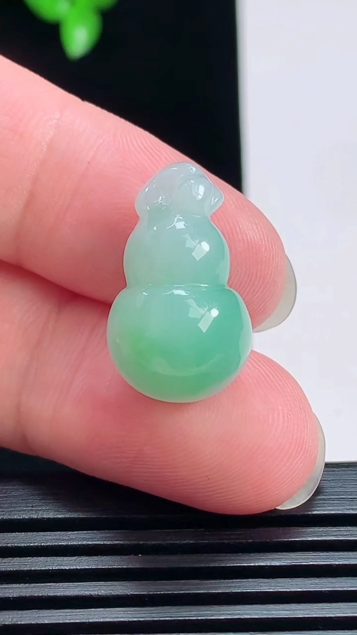 天然A货翡翠葫芦吊坠，尺寸21-13 重量:4.90g
7月19日