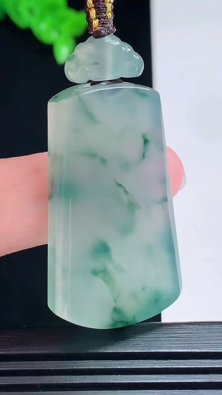 天然A货翡翠种飘花无事牌吊坠，尺寸40-22.6-6 重量:16.46g
7月19日