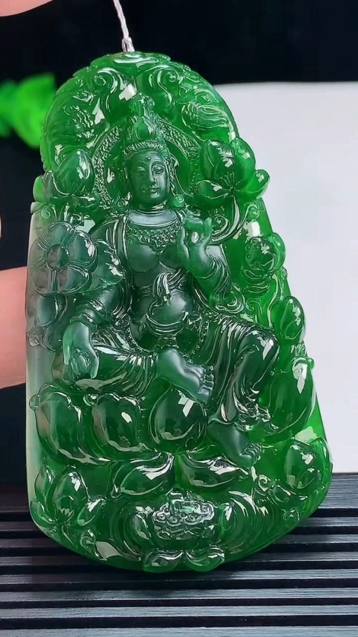 天然A货翡翠大势至菩萨吊坠，尺寸67.5-38.5-7 重量:31.76g
7月19日