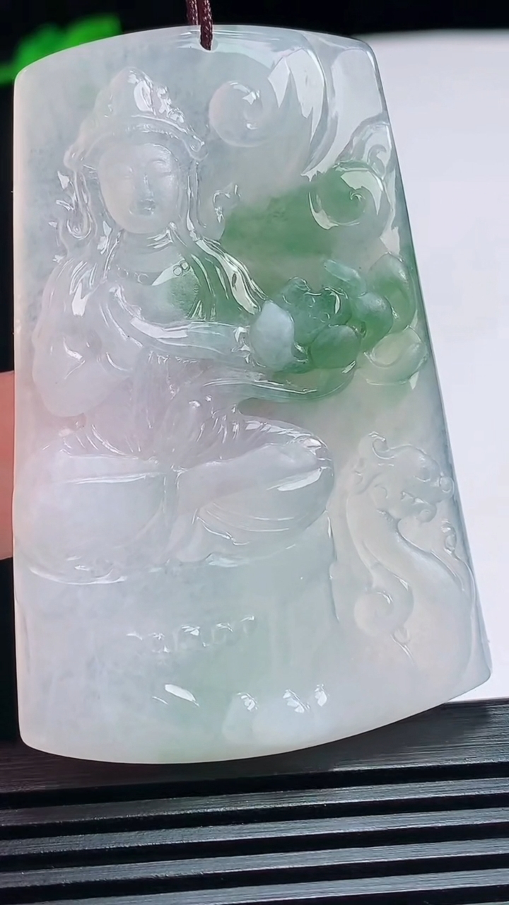 天然A货翡翠飘花大势至菩萨吊坠，尺寸58-39-5 重量:25.79g
7月19日