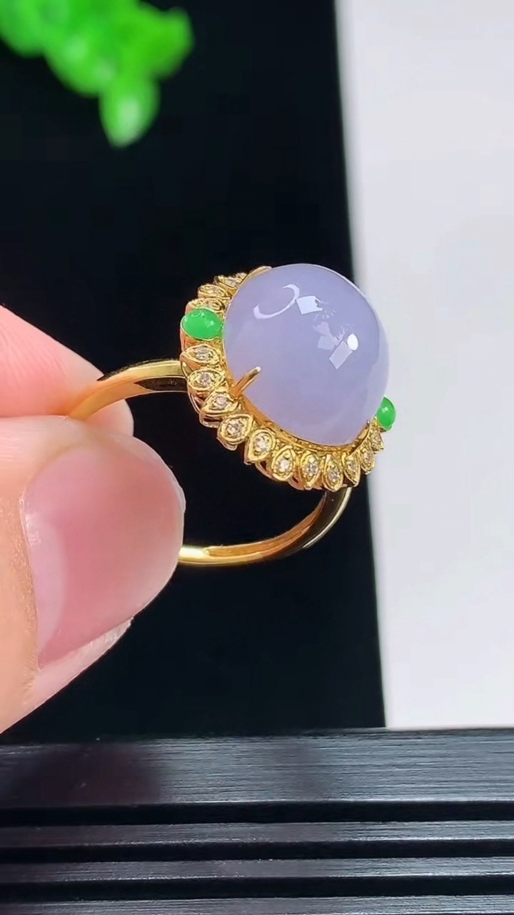 天然A货翡翠18k金紫罗兰蛋面戒指，尺寸17.8-13-10.5-10 重量:3.35g2026年7月19日
工厂直销收藏佳品,种好水足，色泽均匀，有种有色，上手高大气！