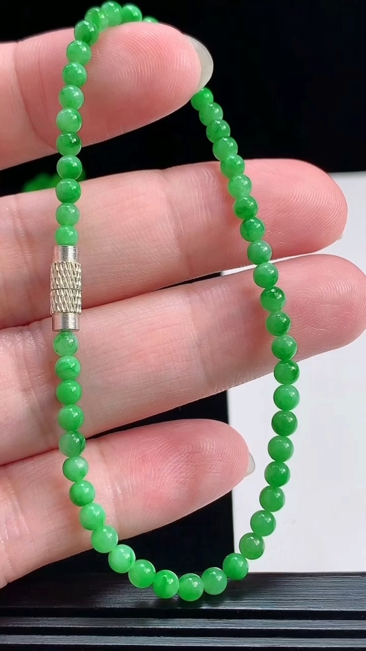 天然A货翡翠小米圆珠手串，尺寸3.5-53颗 重量:4.84g7月19日
工厂直销收藏佳品,种好水足
