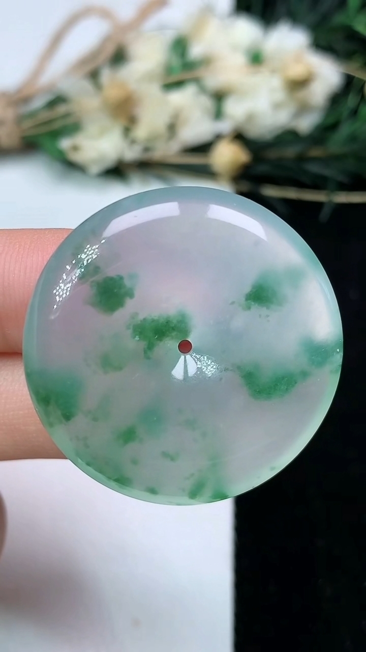 天然A货翡翠平安扣吊坠，尺寸31.5-6，重量:12.52g
7月19日