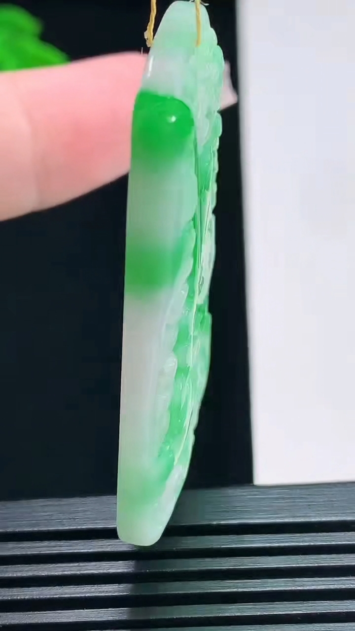 天然A货翡翠山水牌吊坠，尺寸49-31-5.6 重量:21.27g
7月19日