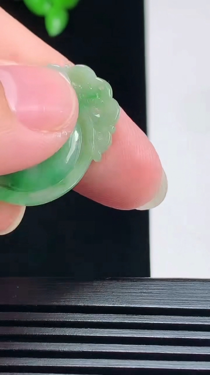 天然A货翡翠福贝吊坠，尺寸24-21-2.8 重量:3.00g
7月19日