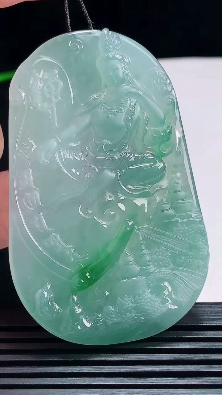 天然A货翡翠观音菩萨吊坠，尺寸65-41-5.6 重量:32.78g
7月19日
