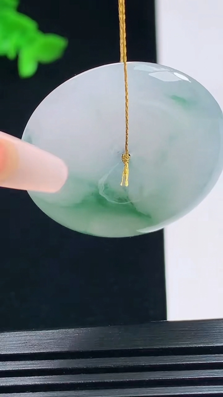 天然A货翡翠飘花平安扣吊坠，尺寸32-5.8 重量:12.17g
7月19日