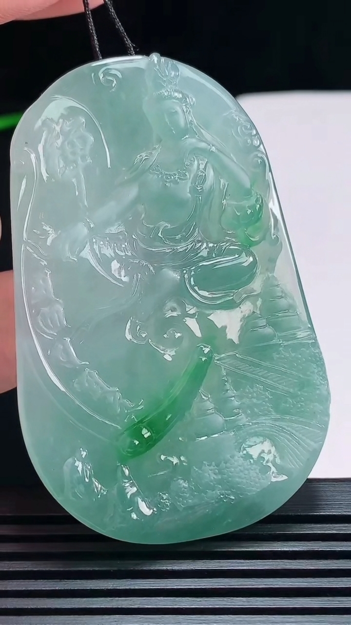 天然A货翡翠观音菩萨吊坠，尺寸65-41-5.6 重量:32.78g
7月19日