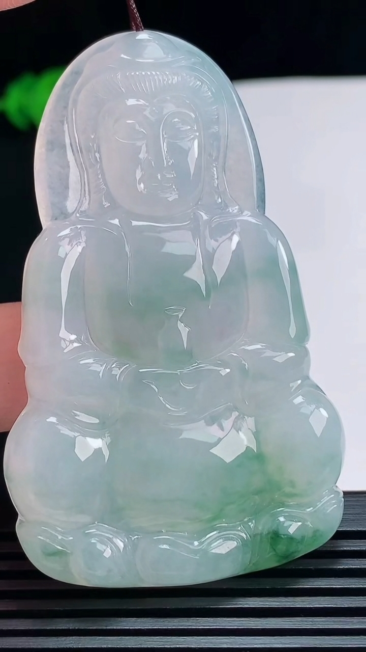 天然A货翡翠冰种飘花正装观音吊坠，尺寸66-41-5.5 重量:28.30g
7月19日