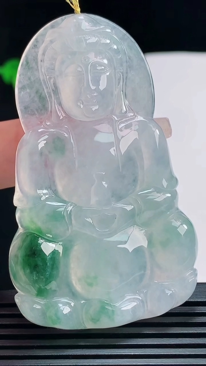 天然A货翡翠种飘花正装观音吊坠，尺寸67.2-41-6 重量:29.69g
7月19日
