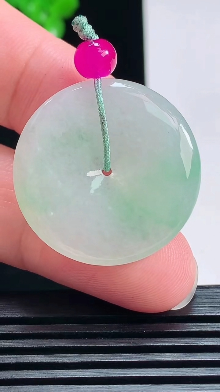天然A货翡翠平安扣吊坠，尺寸29-4.8 重量:8.75g
7月19日