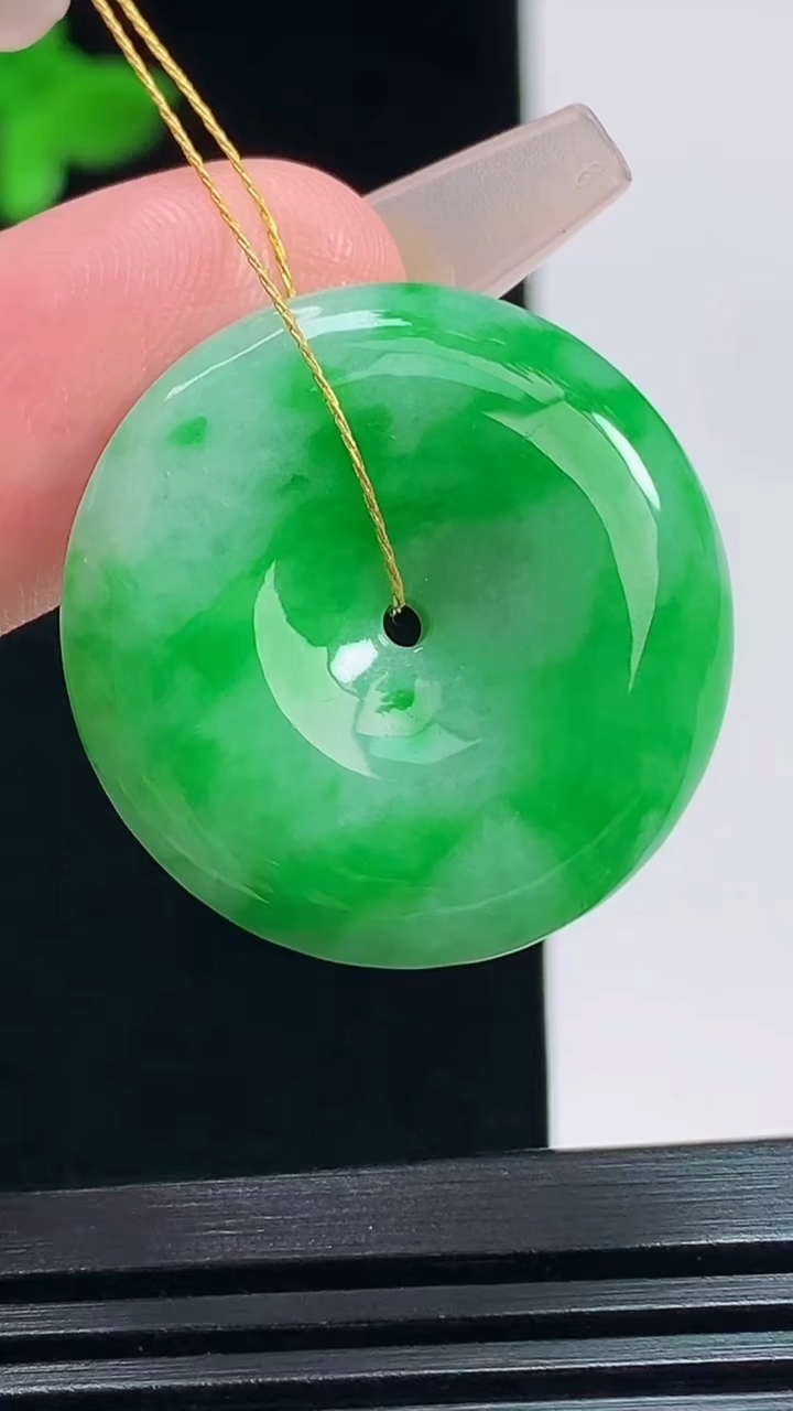 天然A货翡翠平安扣吊坠，尺寸26.5-6.2 重量:9.00g
7月19日
