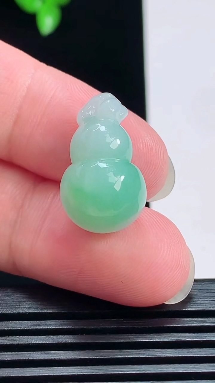 天然A货翡翠葫芦吊坠，尺寸21-13 重量:4.90g
7月19日