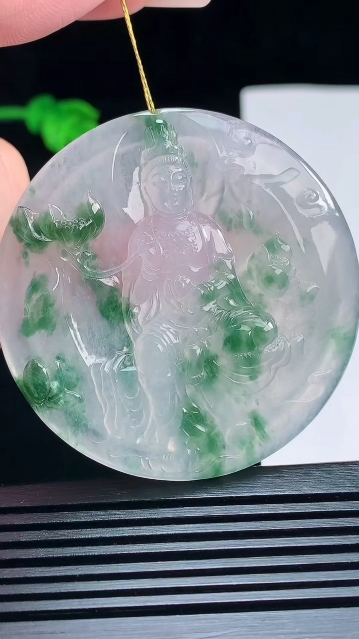天然A货翡翠种飘花大势至菩萨吊坠，尺寸53-5.2 重量:28.81g
7月19日