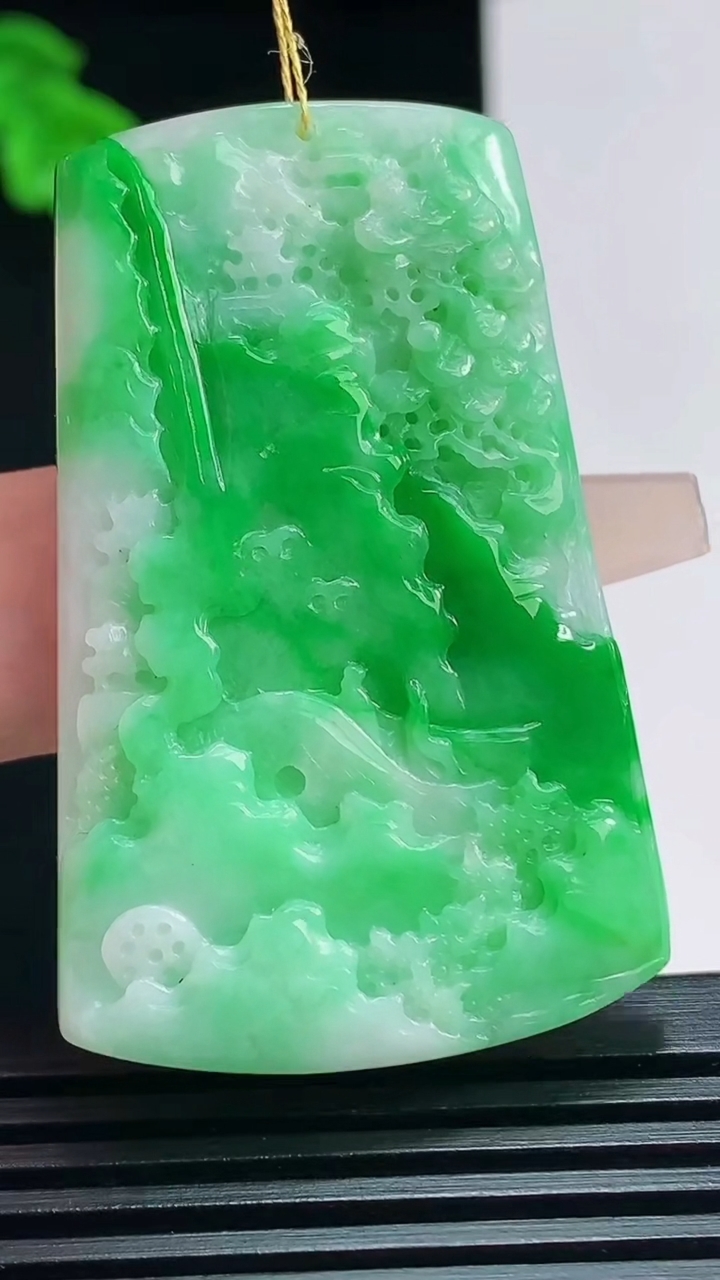 天然A货翡翠山水牌吊坠，尺寸49-31-5.6 重量:21.27g
7月19日