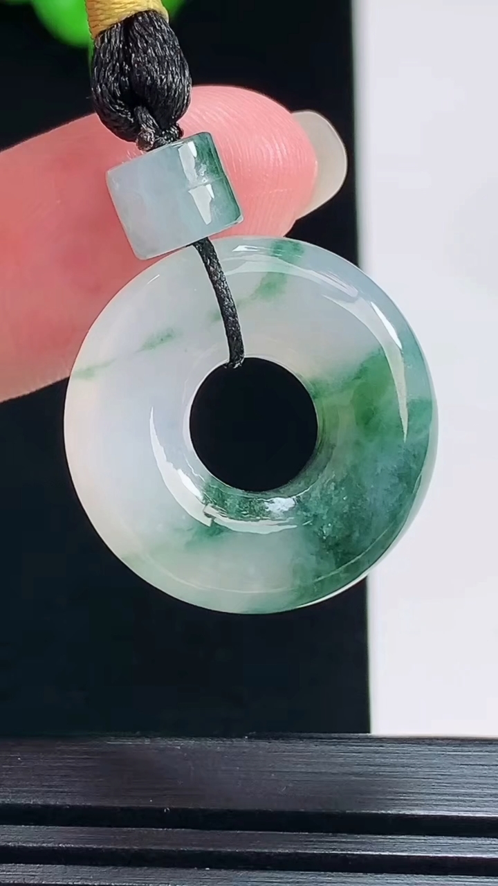 天然A货翡翠飘花平安环吊坠，尺寸22-5.2 重量:5.89g
7月19日