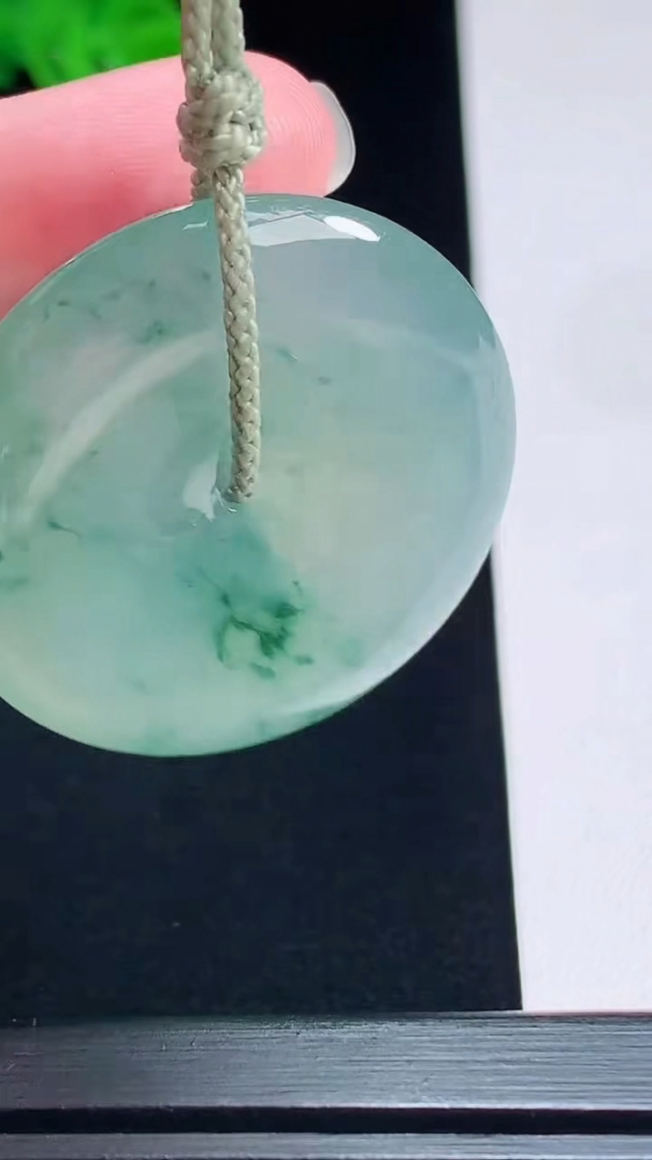 天然A货翡翠种飘花平安扣吊坠，尺寸36-5.5 重量:15.89g
7月19日