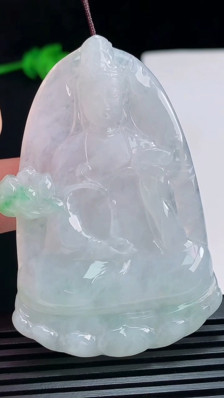 天然A货翡翠大势至菩萨吊坠，尺寸65-43.5-6.6 重量:35.34g
7月19日