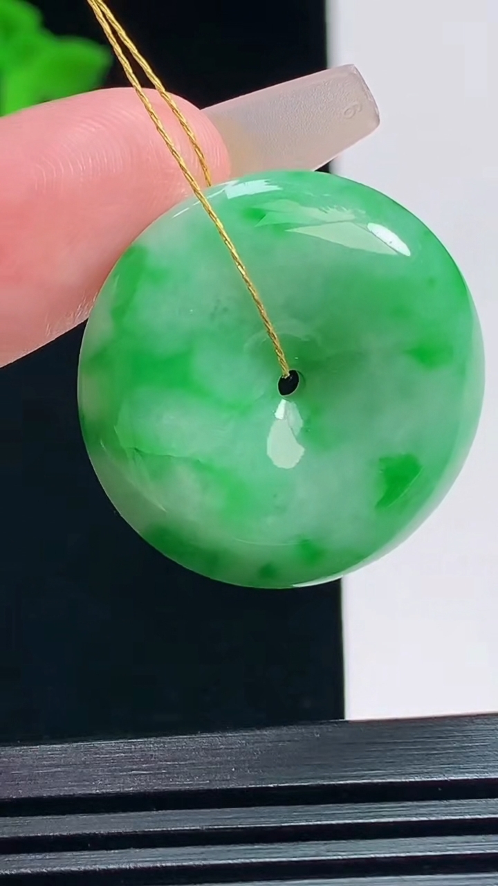 天然A货翡翠平安扣吊坠，尺寸26.5-6.2 重量:9.00g
7月19日