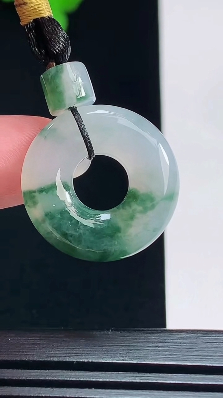 天然A货翡翠飘花平安环吊坠，尺寸22-5.2 重量:5.89g
7月19日