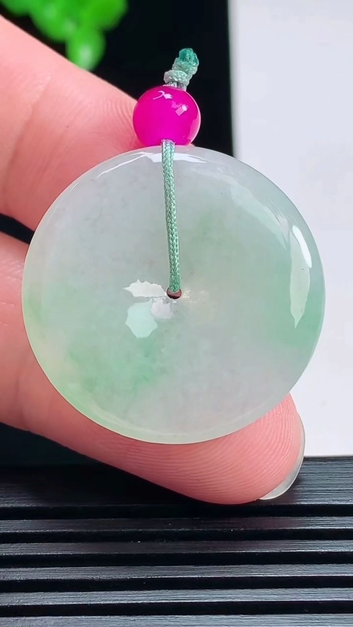 天然A货翡翠平安扣吊坠，尺寸29-4.8 重量:8.75g
7月19日