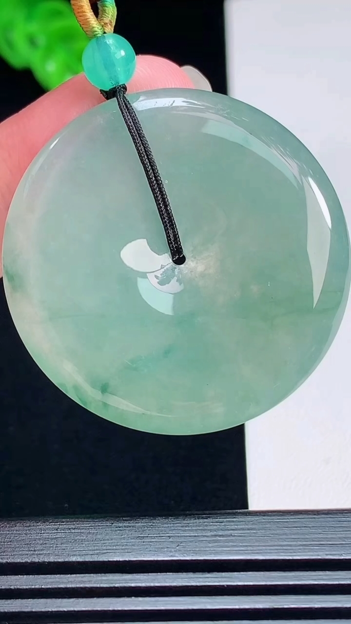 天然A货翡翠飘花平安扣吊坠，尺寸37-5.5 重量:16.84g
7月19日